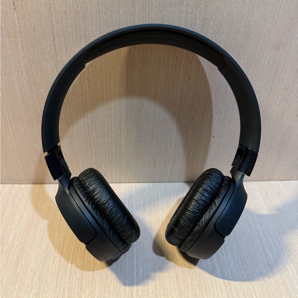 JBL Other - JBL Tune 520BT Wireless on-ear headphones w/JBL Pure Bass sound Preowned Good!!